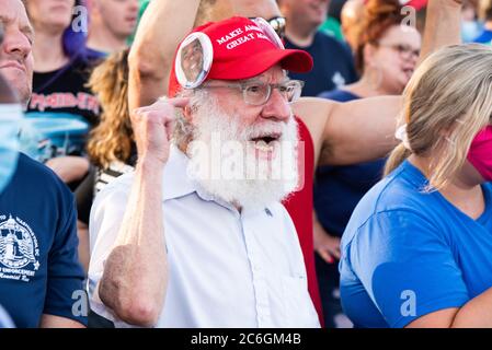 Philadelphie, Pennsylvanie, États-Unis. 9 juillet 2020. Un partisan de Trump réagit aux manifestants qui soulignent leur opposition aux positions de l'administration Trump sur la justice raciale. Crédit: Christopher Evens/ZUMA Wire/Alay Live News Banque D'Images