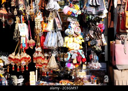 Amritsar, Punjab, Inde - décembre 03 2019 : jouets et accessoires accrochés sur le marché du temple d'or d'Amritsar Banque D'Images