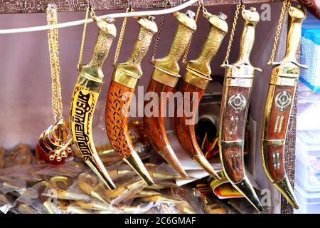 Amritsar, Punjab, Inde - décembre 03 2019 : jouets et accessoires accrochés sur le marché du temple d'or d'Amritsar Banque D'Images