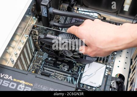 Installation de la carte graphique dans un ordinateur Banque D'Images