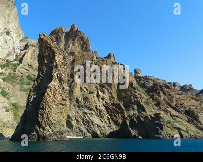 Majestic Rocks s'élevant de l'eau de mer calme. Banque D'Images