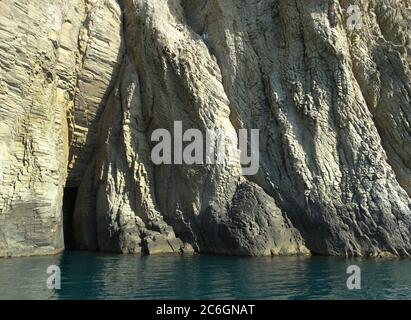 Majestic Rocks s'élevant de l'eau de mer calme. Banque D'Images