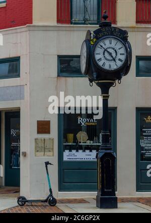 Une horloge à quatre côtés est drapée dans les perles de Mardi gras, à l'angle de la rue Royal et de la rue Dauphin, le 3 juillet 2020, à Mobile, Alabama. Banque D'Images