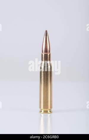 .308 rond de munitions sur fond blanc Banque D'Images