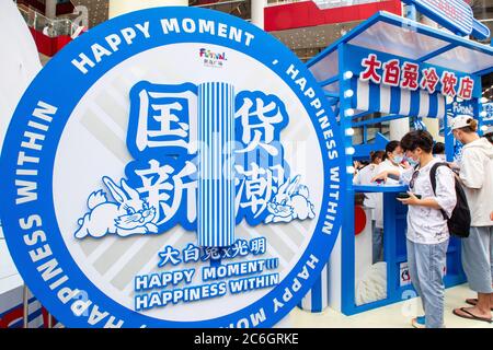 Les gens achètent de la glace de lapin blanc dans un magasin éclair de lapin blanc à Shanghai, Chine, 6 juin 2020. Banque D'Images