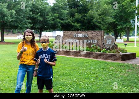 Tallapoosa, GA, USA: Les touristes portant un masque facial donnent un pouce vers le haut en visitant le centre d'accueil de Géorgie pendant la pandémie de COVID-19 Banque D'Images