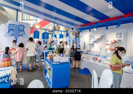 Les gens achètent de la glace de lapin blanc dans un magasin éclair de lapin blanc à Shanghai, Chine, 6 juin 2020. Banque D'Images