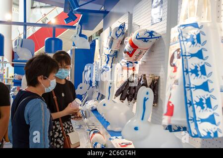 Les gens achètent de la glace de lapin blanc dans un magasin éclair de lapin blanc à Shanghai, Chine, 6 juin 2020. Banque D'Images