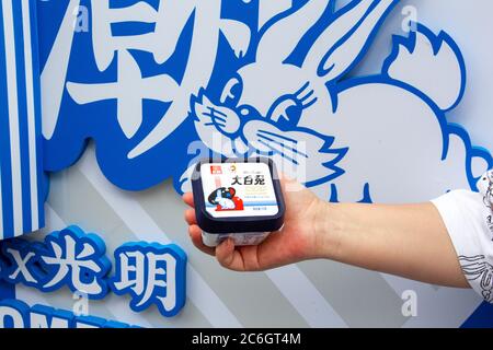 Les gens achètent de la glace de lapin blanc dans un magasin éclair de lapin blanc à Shanghai, Chine, 6 juin 2020. Banque D'Images