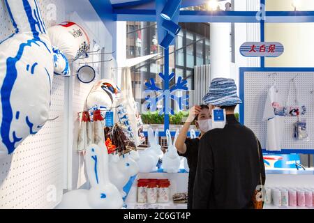 Les gens achètent de la glace de lapin blanc dans un magasin éclair de lapin blanc à Shanghai, Chine, 6 juin 2020. Banque D'Images