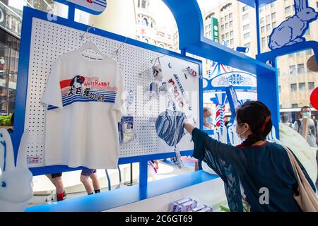 Les gens achètent de la glace de lapin blanc dans un magasin éclair de lapin blanc à Shanghai, Chine, 6 juin 2020. Banque D'Images