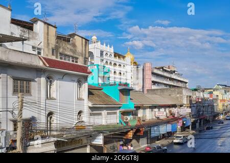 Vue sur la route de Phahurat (Pahurat) dans le quartier indien de Phahurat, Bangkok, Thaïlande, Gurudwara Sri Guru Singh Sabha, un temple sikh dans le centre Banque D'Images