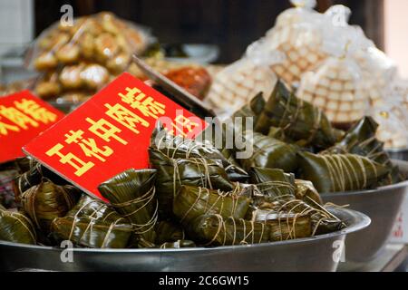 Zongzis, un plat traditionnel chinois de riz gluant farci avec différents garnitures et enveloppé dans des feuilles de bambou, que les Chinois habituellement ea Banque D'Images