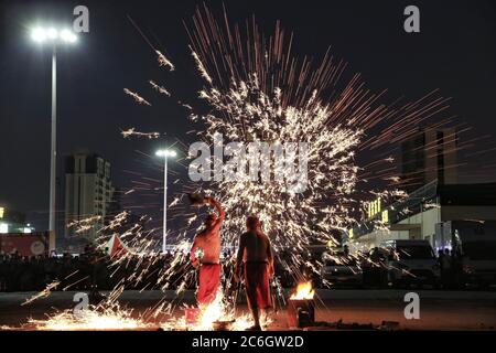 Des artistes effectuent des projections de fer fondu près de l'échangeur de l'autoroute Qinggang dans la ville de Changchun, dans la province de Jilin, dans le nord-est de la Chine, le 7 juin 2020. Banque D'Images