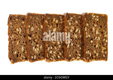 Tranches de pain de seigle brun avec graines de tournesol isolées sur fond blanc. Banque D'Images