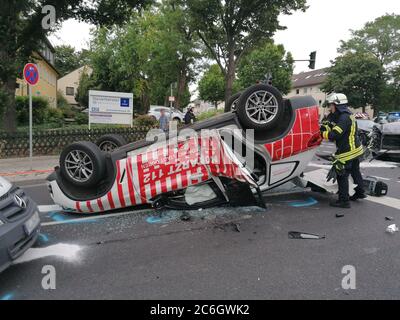 DOCUMENT - 10 juillet 2020, Rhénanie-du-Nord-Westphalie, Düren : le document de la brigade des pompiers de Düren montre un véhicule d'urgence qui s'était renversé lors d'une collision à une intersection sur 09.07.2020 et qui est couché sur le toit, alors qu'un pompier se trouve à côté. Cependant, tous les occupants ont pu se libérer. La raison pour laquelle le véhicule a heurté un vus n'a pas été révélée. Photo: ---/Feuerwehr Düren/dpa - ATTENTION: Seulement pour usage éditorial dans le cadre de la déclaration en cours et seulement avec mention complète du crédit ci-dessus. La photo a été publiée pixelated par le service des incendies. Banque D'Images