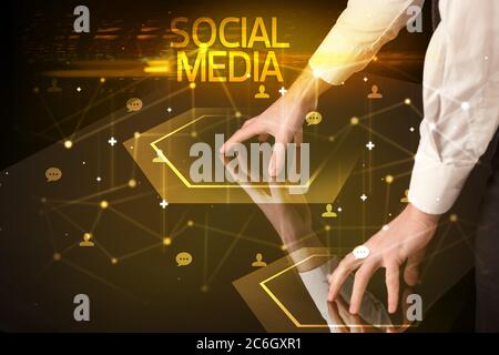 Naviguer dans les réseaux sociaux avec inscription AUX RÉSEAUX SOCIAUX, concept des nouveaux médias Banque D'Images