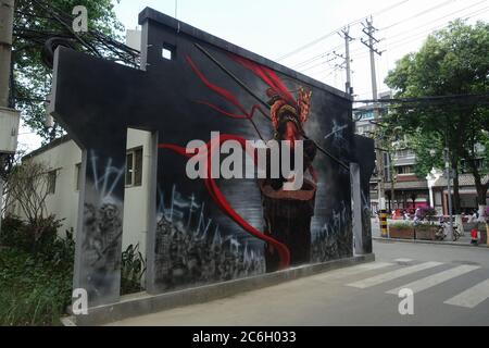 Un graffiti de Monkey King est représenté sur un mur d'une salle de lavage publique dans la ville de Chengdu, dans la province du Sichuan, dans le sud-ouest de la Chine, le 1er juin 2020. Banque D'Images