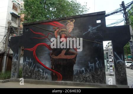 Un graffiti de Monkey King est représenté sur un mur d'une salle de lavage publique dans la ville de Chengdu, dans la province du Sichuan, dans le sud-ouest de la Chine, le 1er juin 2020. Banque D'Images