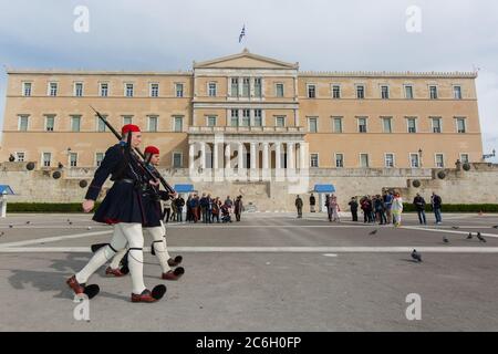 Les soldats traditionnels (Evzoni) devant le Parlement grec Banque D'Images