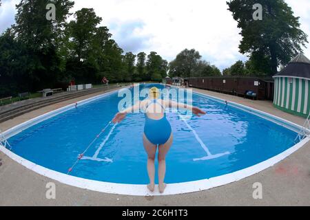 Cambridge, Royaume-Uni. 10 juillet 2020 le gouvernement britannique a annoncé que les piscines extérieures peuvent ouvrir à partir du samedi 10 juillet 2020. Jésus Vert Lido à Cambridge, espérons-le, est l'un de ceux, ici en temps plus occupés. Crédit : Headlinephoto/Alamy Live News Banque D'Images