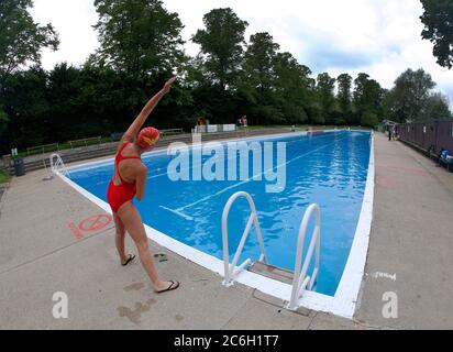 Cambridge, Royaume-Uni. 10 juillet 2020 le gouvernement britannique a annoncé que les piscines extérieures peuvent ouvrir à partir du samedi 10 juillet 2020. Jésus Vert Lido à Cambridge, espérons-le, est l'un de ceux, ici en temps plus occupés. Crédit : Headlinephoto/Alamy Live News Banque D'Images