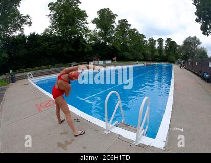 Cambridge, Royaume-Uni. 10 juillet 2020 le gouvernement britannique a annoncé que les piscines extérieures peuvent ouvrir à partir du samedi 10 juillet 2020. Jésus Vert Lido à Cambridge, espérons-le, est l'un de ceux, ici en temps plus occupés. Crédit : Headlinephoto/Alamy Live News Banque D'Images