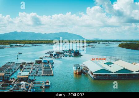 Vung Tau, Vietnam - 05 juillet 2020 : un coin de la ferme d'élevage d'huîtres, village de pêcheurs flottant dans la commune de long son, province de Ba Ria Vung Tau Vietnam. Banque D'Images