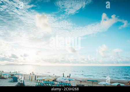 Vung Tau, Vietnam - 05 juillet 2020 : les personnes se sont reposé sur la plage de Vungtau au coucher du soleil le 05 juillet 2020. La ville de Vungtau est populaire parmi Ho chi min Banque D'Images