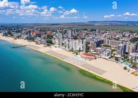 Vue aérienne de drone à la station balnéaire de Sunny Beach sur la côte bulgare de la mer de Blak Banque D'Images