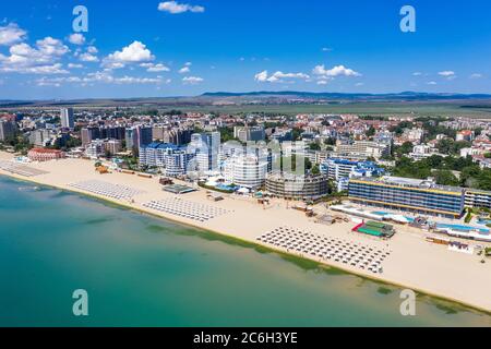 Vue aérienne de drone à la station balnéaire de Sunny Beach sur la côte bulgare de la mer de Blak Banque D'Images