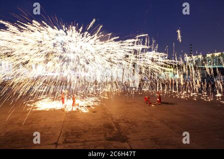 Des artistes effectuent des projections de fer fondu près de l'échangeur de l'autoroute Qinggang dans la ville de Changchun, dans la province de Jilin, dans le nord-est de la Chine, le 7 juin 2020. Banque D'Images