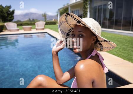 Portrait of smiling woman wearing hat Banque D'Images