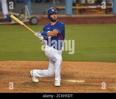 Los Angeles, États-Unis. 10 juillet 2020. Cody Bellinger balance pour la grève lors d'un match intraquad en préparation de la saison raccourcie de MLB au Dodger Stadium à Los Angeles le jeudi 9 juillet 2020. La ligue majeure de baseball commence sa saison 2020 après la pandémie de COVID-19 qui a causé des mois de retards. Photo de Jim Ruymen/UPI crédit: UPI/Alay Live News Banque D'Images