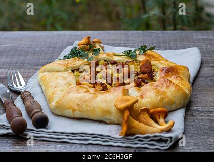 Galette à tarte ouverte aux champignons et aux pommes de terre prête à manger Banque D'Images