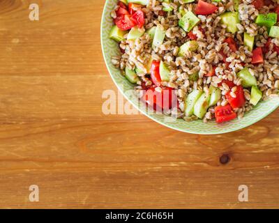 Salade farro-épeautre fraîche avec tomates, avocat Banque D'Images