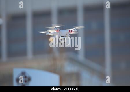 Photo du dossier prise le 12 juillet 2014 : un drone est utilisé pour enregistrer un rallye à Sydney depuis le haut. Banque D'Images