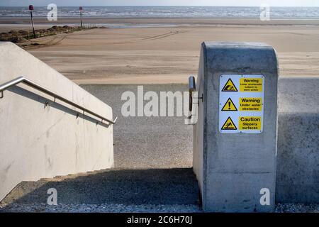 Panneaux d'avertissement et nouvelle défense côtière à Dymchurch sur la côte du kent Banque D'Images