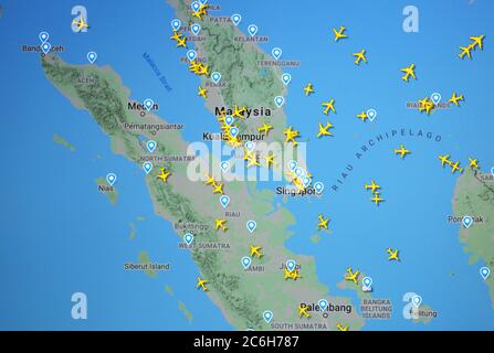 Trafic aérien sur Singapour et Kuala Lumpur (10 juillet 2020, UTC 07.43) sur Internet avec le site Flightracar 24 de Svenska Resenätverket AB Banque D'Images