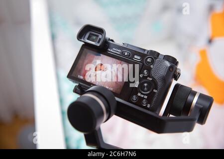 Opérateur de nacelle avec équipament noir - stabilisateur et caméra de cinéma . Un homme non identifié tenant la nacelle un stabilisateur de caméra . Homme tenant la nacelle Banque D'Images