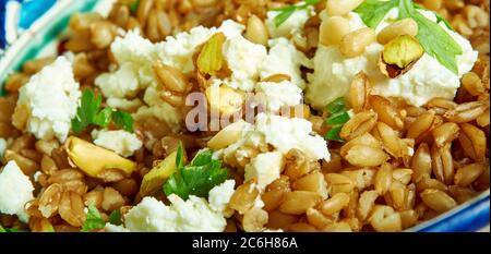 Pilaf de Freekeh avec feta, pignons, pistaches et légumes verts, grains populaires dans la cuisine méditerranéenne, Banque D'Images