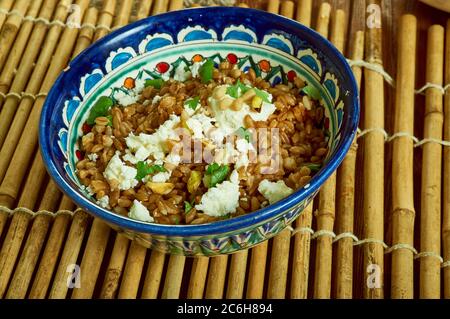 Pilaf de Freekeh avec feta, pignons, pistaches et légumes verts, grains populaires dans la cuisine méditerranéenne, Banque D'Images