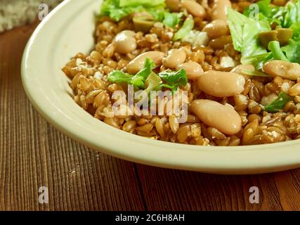 Salade méditerranéenne de Freekeh avec haricots verts et colverts Banque D'Images