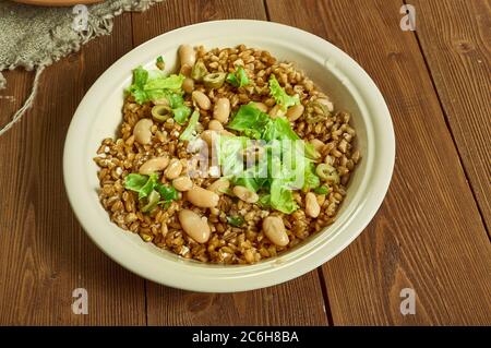 Salade méditerranéenne de Freekeh avec haricots verts et colverts Banque D'Images