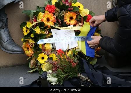 Une dame y renchérte un drapeau ukrainien à l’intérieur du récif, à la statue de la Sainte Marie de la Croix, à l’extérieur de la cathédrale Sainte Marie de Sydney, en mémoire de ceux qui sont morts Banque D'Images