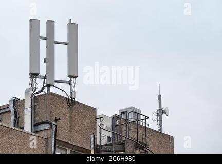 Vue isolée des antennes réseau de téléphone récemment installées, vue au sommet du bloc de bureau. Banque D'Images