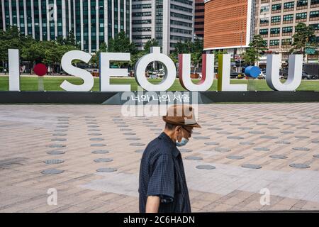 Séoul, Corée du Sud. 09e juillet 2020. Un homme portant un masque protecteur marche devant le panneau « I Seoul U » à l'hôtel de ville de Séoul.50 nouveaux cas de coronavirus ont été confirmés par les centres coréens de contrôle des maladies (KCDC) le 9 juillet, au cours de la deuxième vague du virus. Crédit : SOPA Images Limited/Alamy Live News Banque D'Images