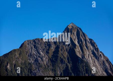 Milford Sound dans le parc national de Fiordland dans l'île du sud, Nouvelle-Zélande pendant la matinée. Banque D'Images