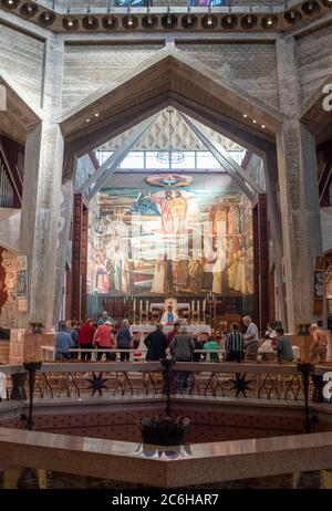 Israël, Nazareth, la basilique de l'annonciation l'autel dans l'église de niveau supérieur Banque D'Images