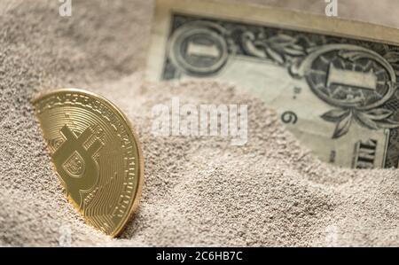 Cette image abstraite montre des bitcoins vus enterrés avec un Dollar Bill, dans le sable de silicium. Le concept ici est ancienne et nouvelle monnaies. Banque D'Images